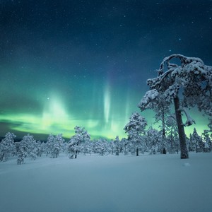 Paesaggio inverno brillante con aurora boreale
